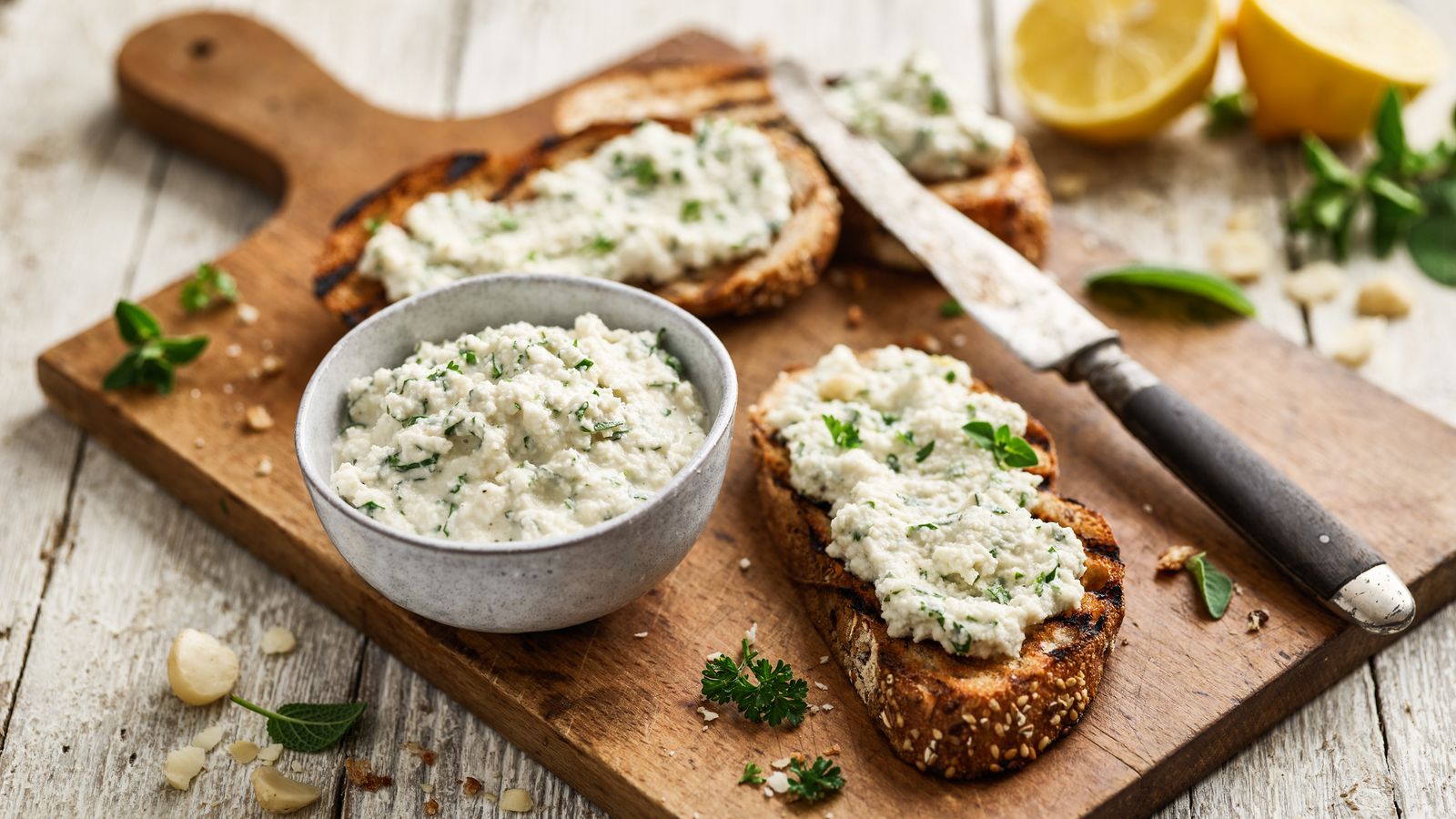 Ricotta auf einem Brot serviert