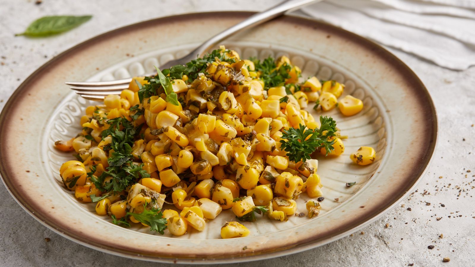 Leichter Maissalat mit Kräutern und Limettendressing