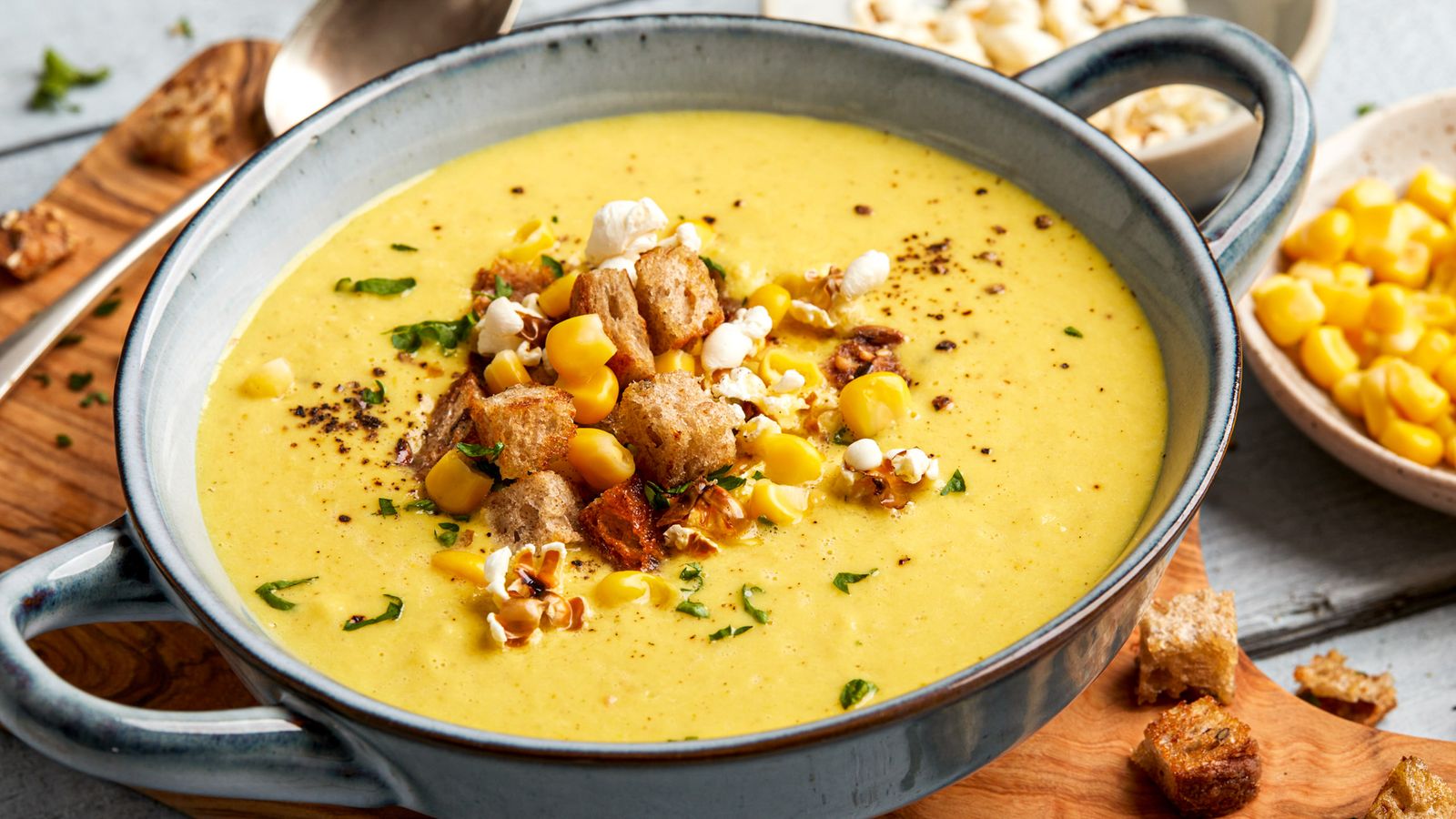 Maissuppe in einer Tasse serviert