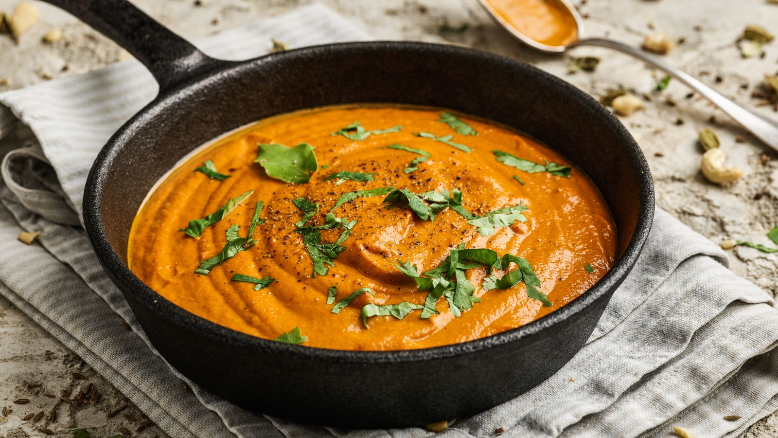 Makhani Sauce in einer Pfanne