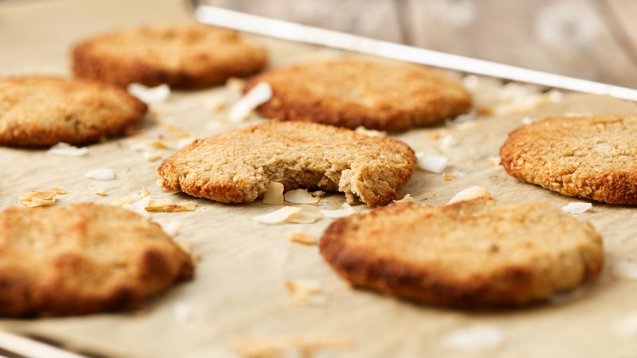 Mandel-Kokos-Cookies auf einem Holzbrett