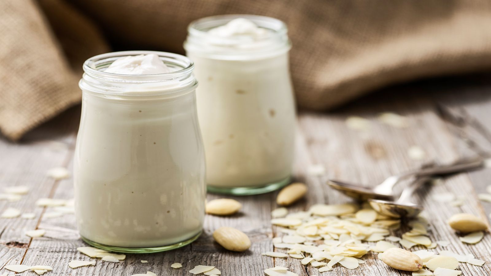 Joghurt aus Mandeln in Gläsern selber machen