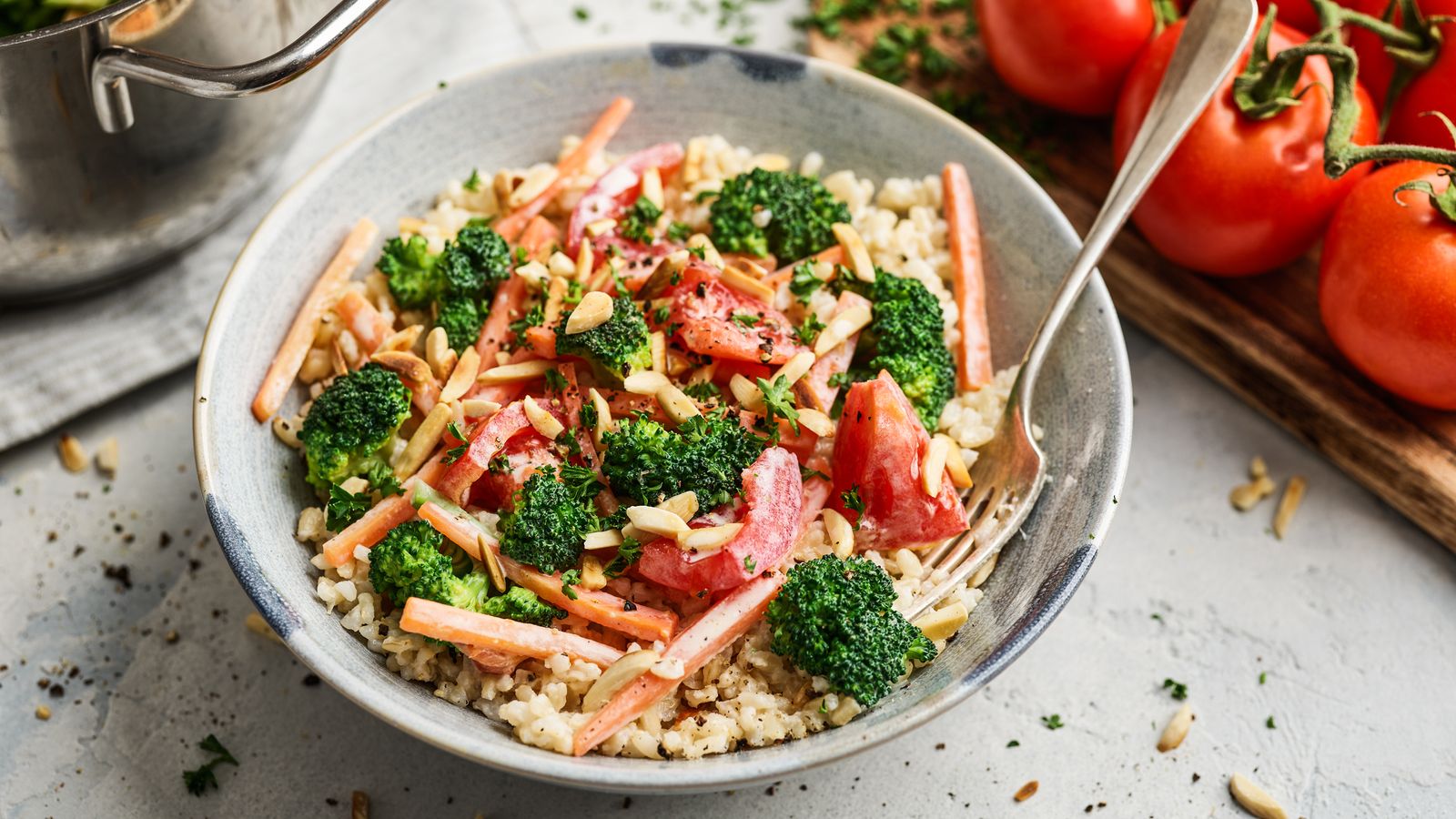 Mandelreis mit Brokkoli und Tomaten