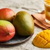 Mango als ganze Frucht, geschnitten und als Mangodrink