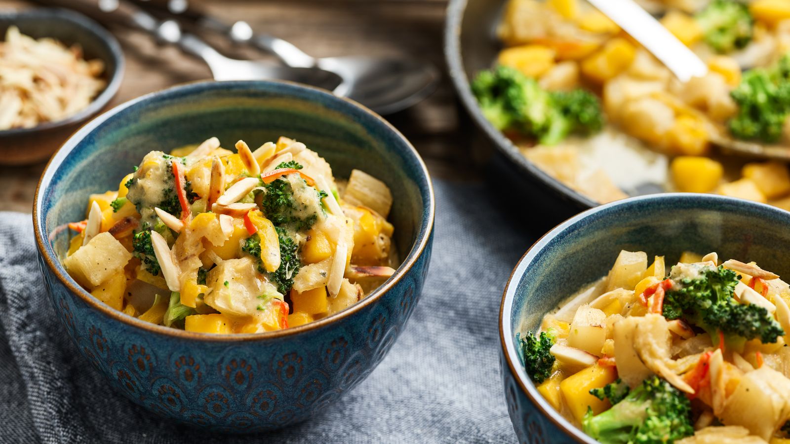 Maniok-Curry in Schälchen serviert