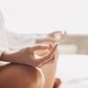 Frau ist mitten in einer meditaion