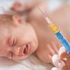 Baby wird geimpft und weint