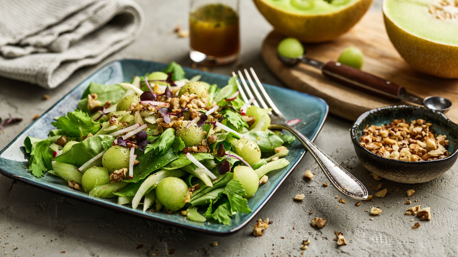 Melonensalat auf einem Teller angerichtet