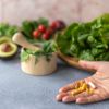 Frisches Gemüse und Gemüse und Kapseln mit Vitaminen. Natürliche Vitaminquellen im Vergleich zu synthetischen.