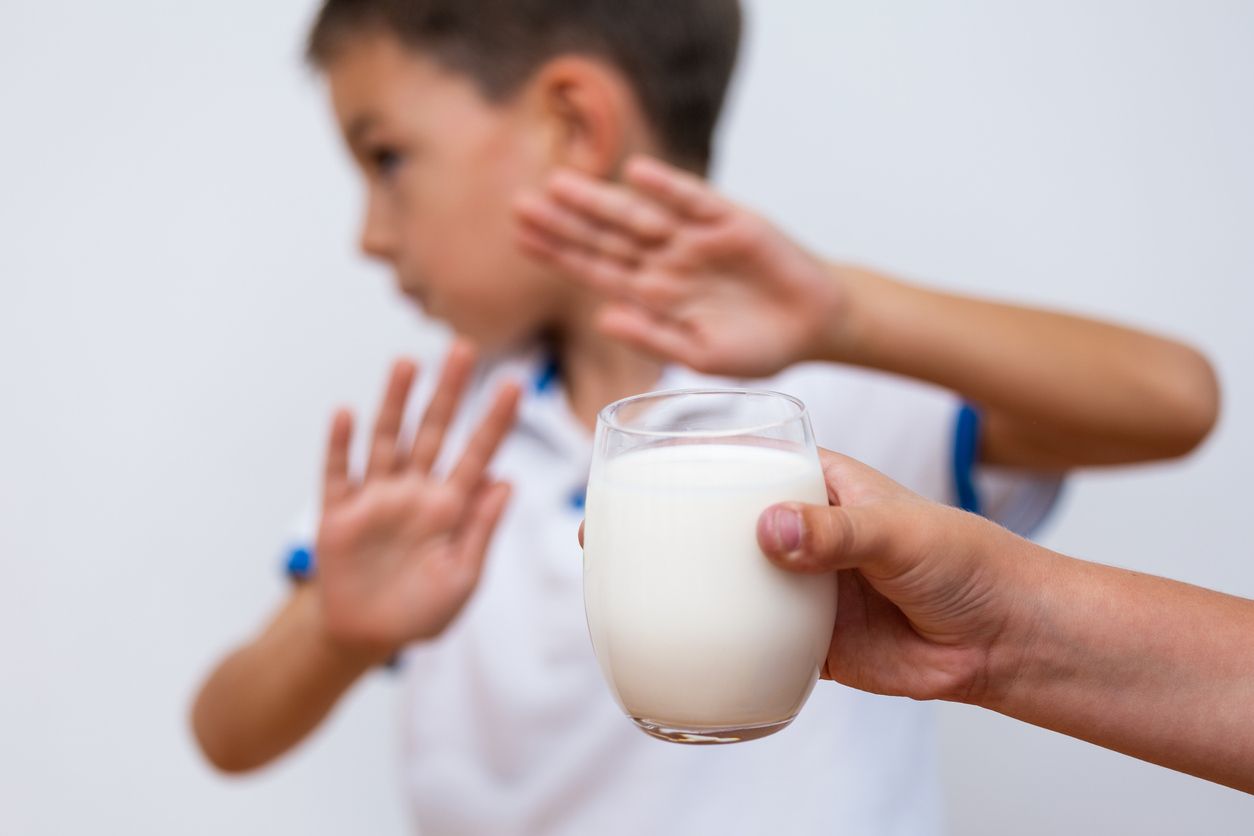 Kind weigert sich, Milch zu trinken