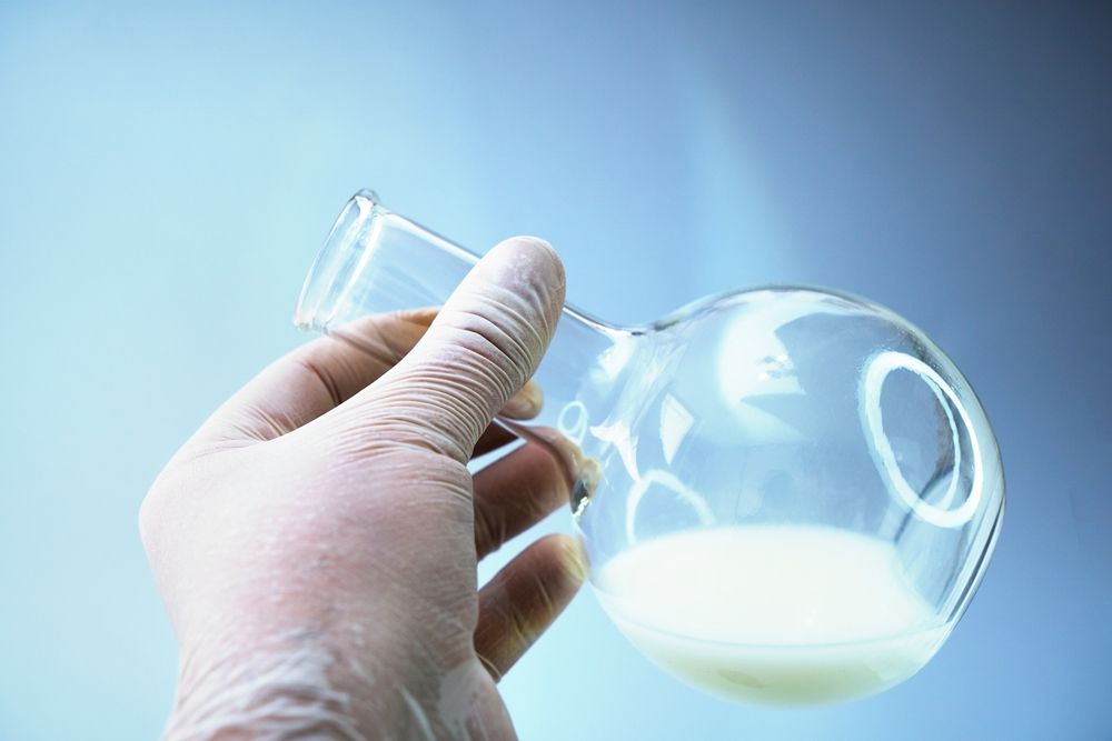 Wissenschaftler untersucht Milch