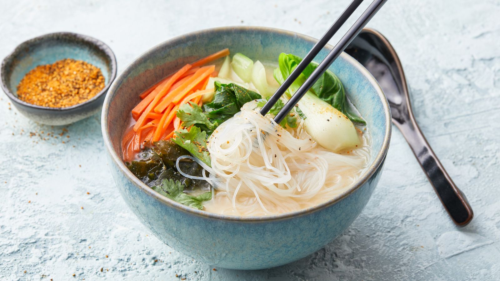 Leichte Miso-Suppe mit Glasnudeln, Karotten und Pak Choi