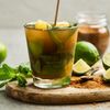 Mojito-Eistee-Cocktail im Glas serviert