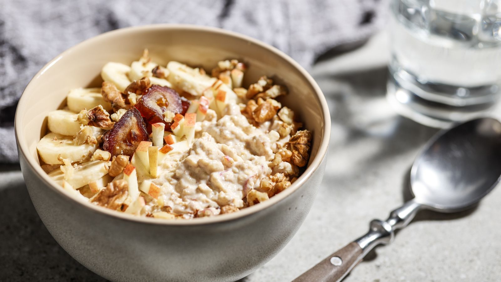 Haferflockenmüsli in einer hellen Schale serviert