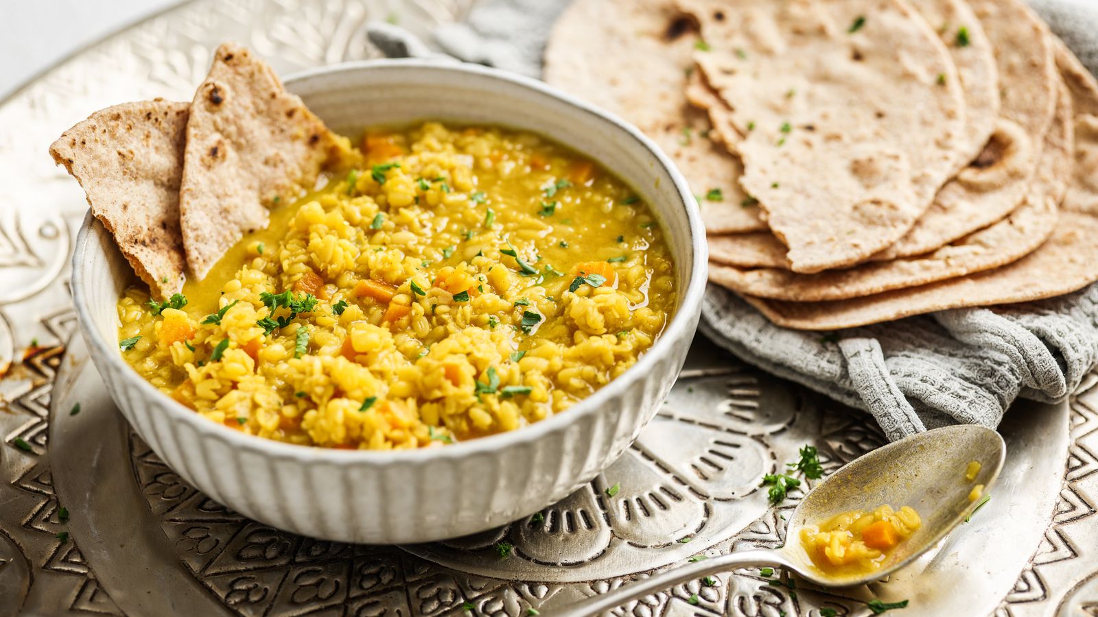 Mildes Mung-Dal mit Chapati in einer weissen Schale serviert