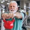 Älterer Herr trainiert im Fitnesscenter