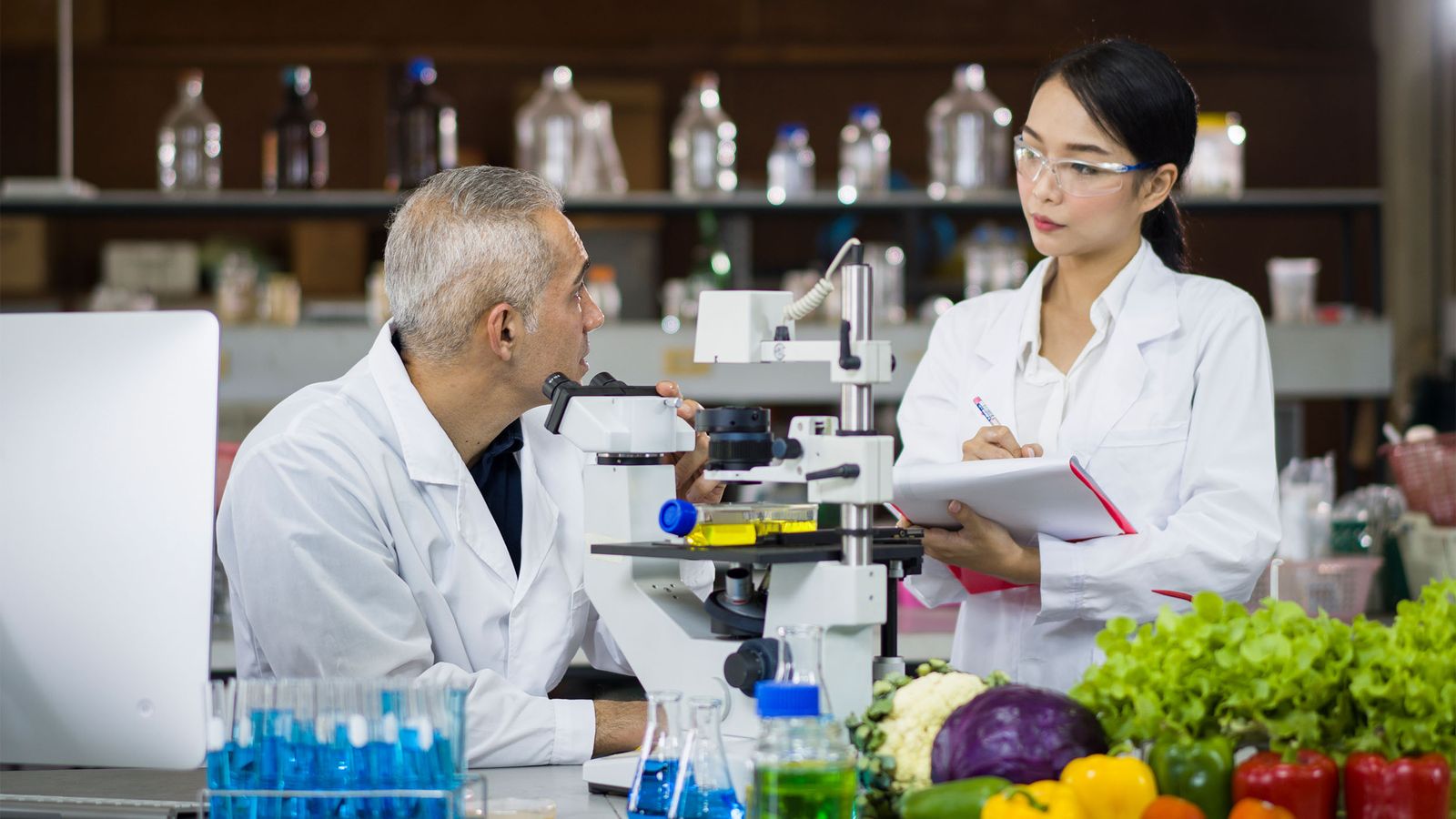 Laboranten untersuchen auf Nährstoffe