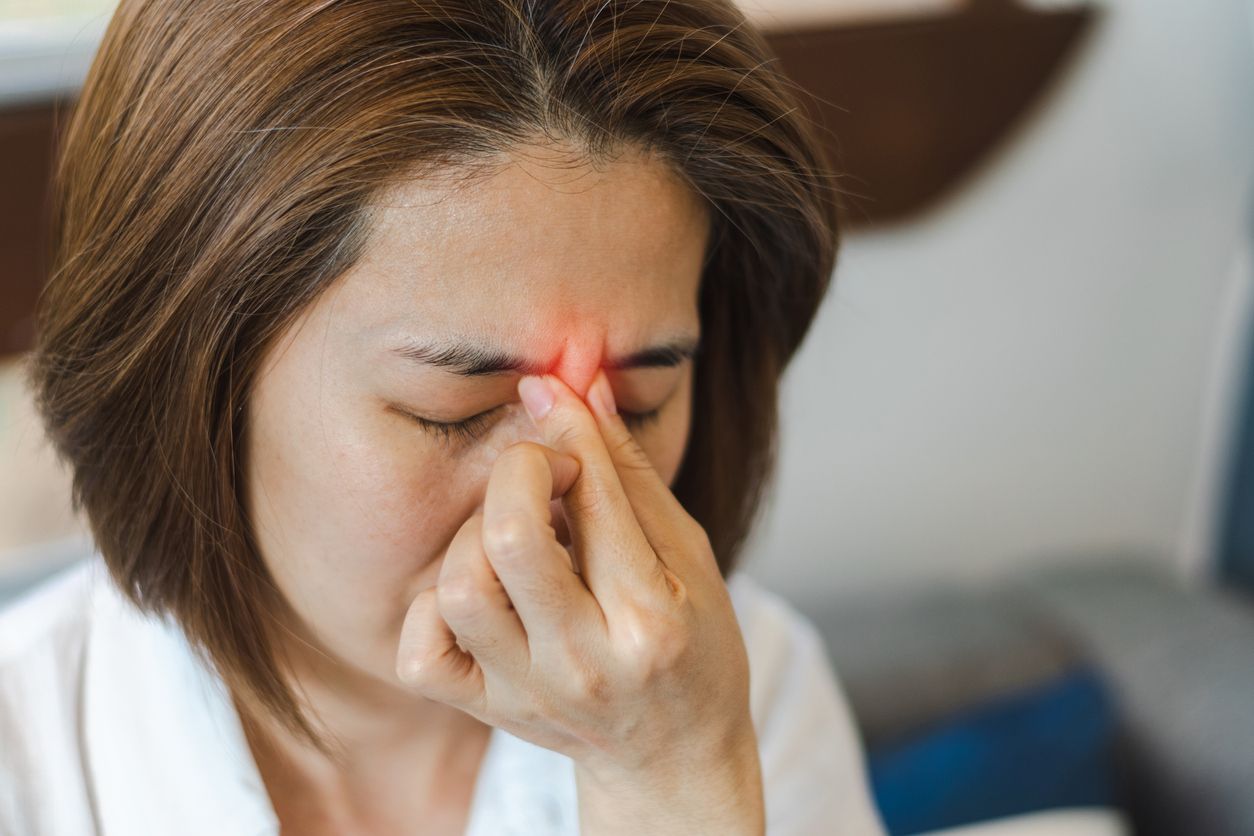 Frau mit einer Nasennebenhöhlenentzündung