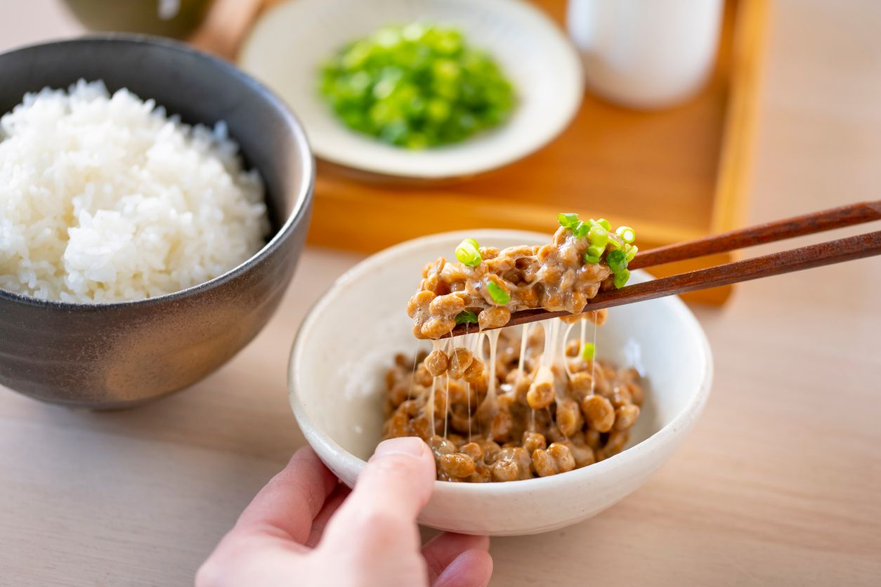 Natto mit Reis und Salat