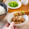 Natto mit Reis und Salat