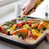 Paprika werden für den Backofen vorbereitet