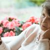 Alte Dame leidet unter den Nebenwirkungen