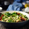 Gesunder veganer Quinoa Spinatsalat