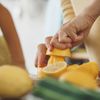 Frau presst Zitronen aus