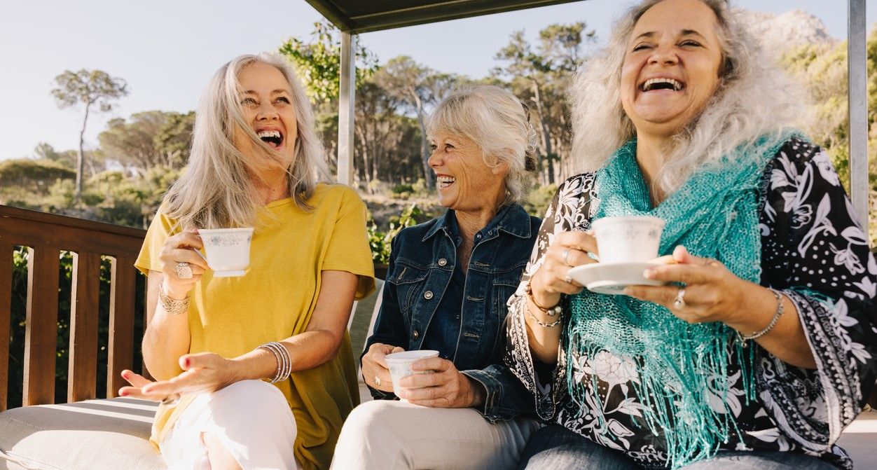 Ältere Frauen die gute Laune haben