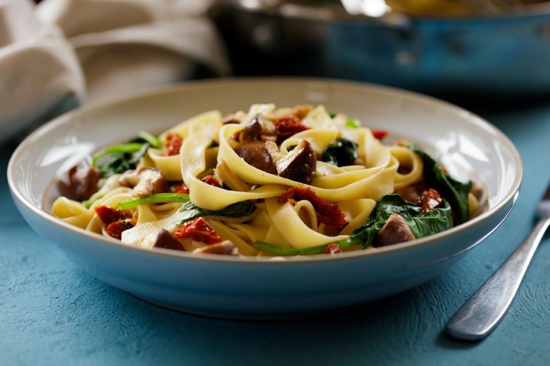 Nudelpfanne mit Shiitake, Tofu und Gemüse