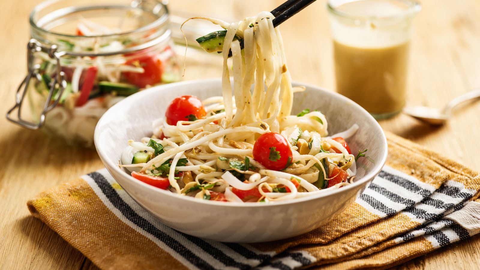 Nudelsalat in einer weissen Schale serviert