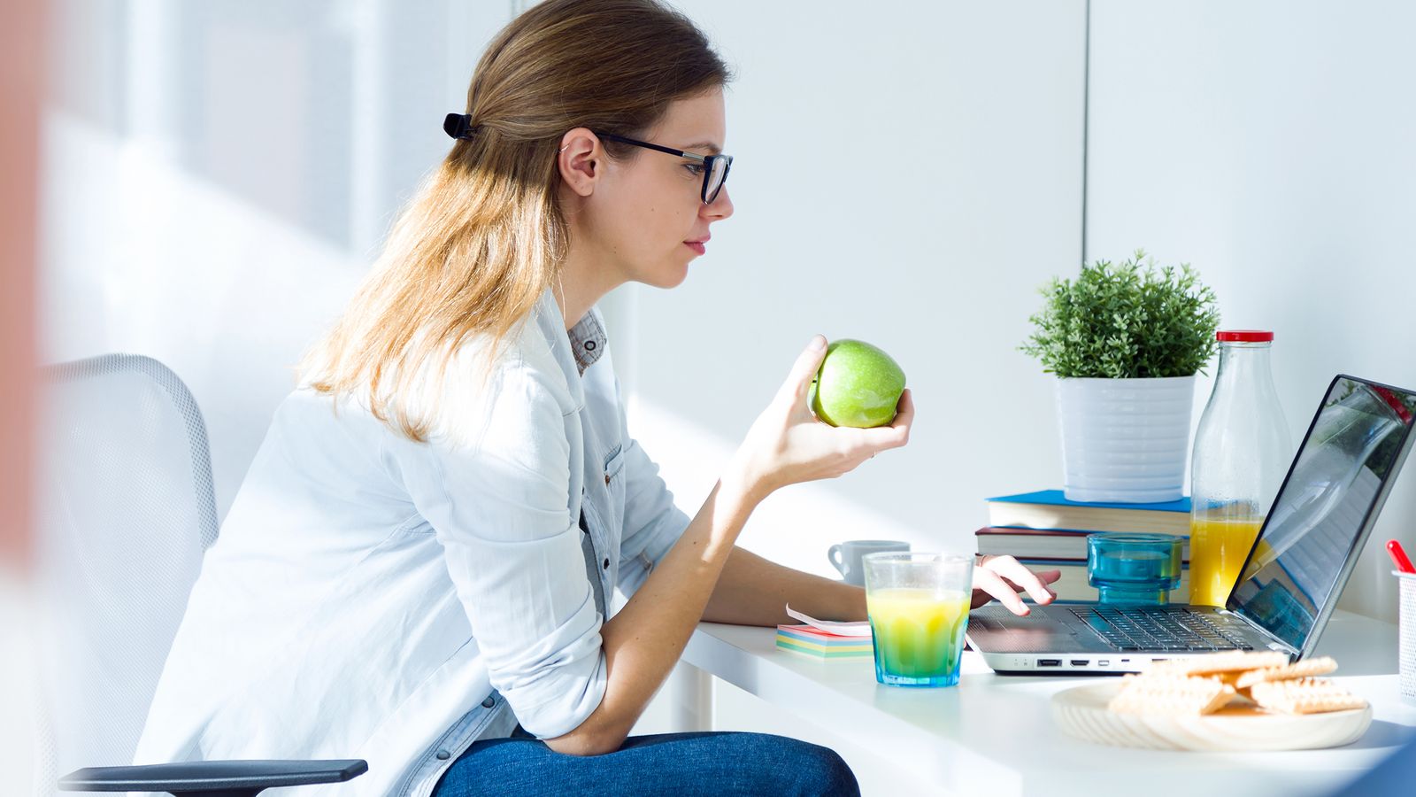 Women is eating an apple