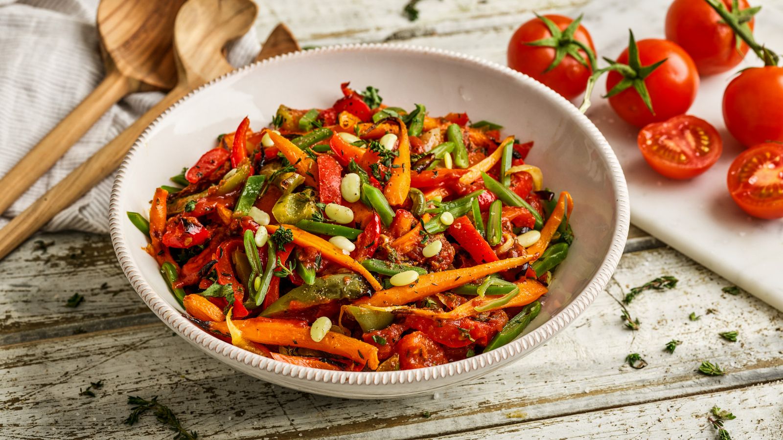 Ofengemüse in Tomatensauce  auf einem weissen Teller