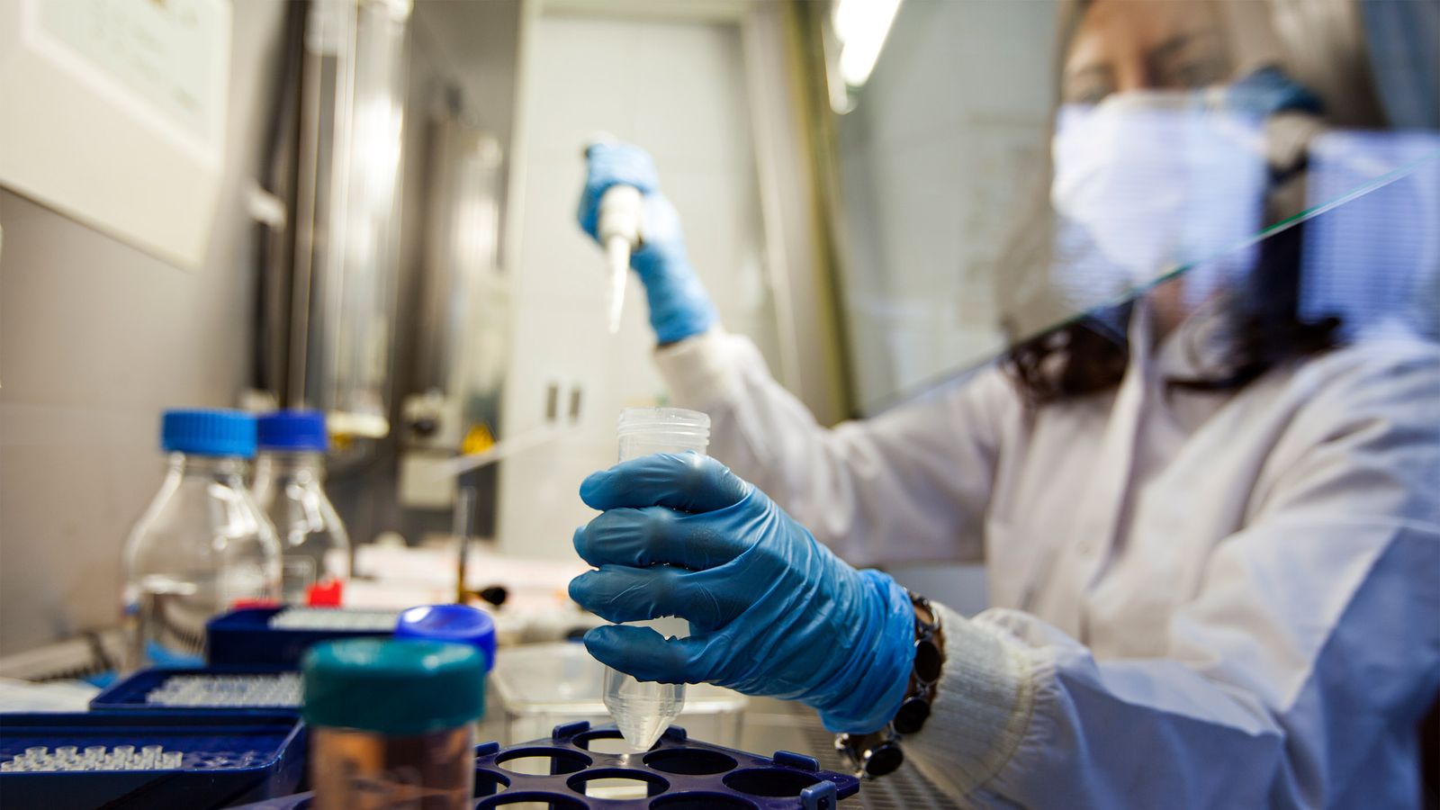 Laborantin untersucht Krebsmedikamente