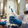 Laborantin untersucht Krebsmedikamente