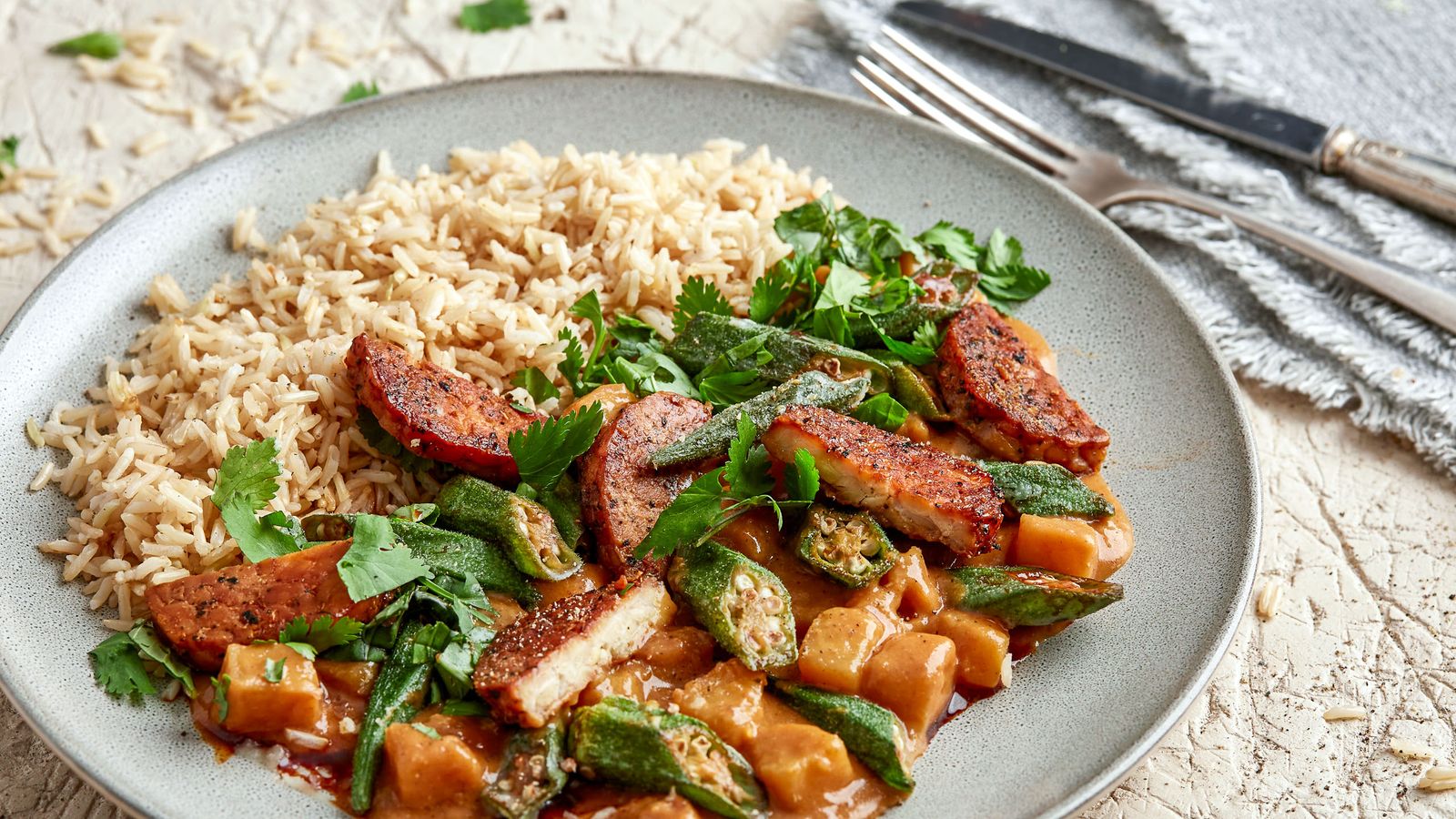 Okra-Curry auf einem Teller