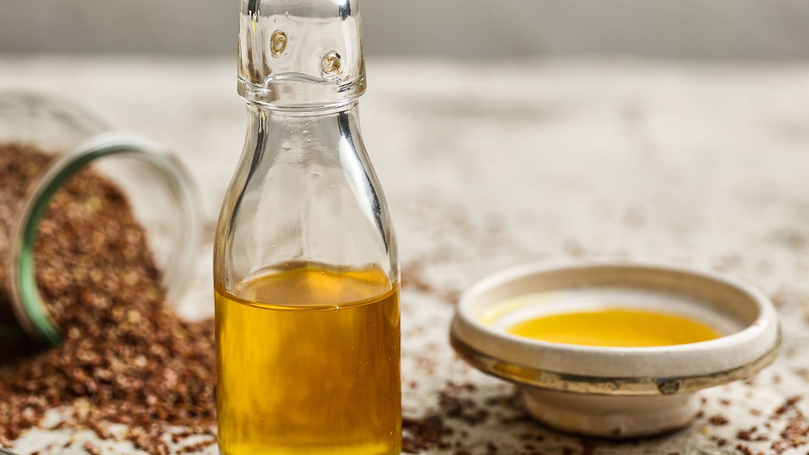 Omega 3 in einer Flasche und in einer Schüssel