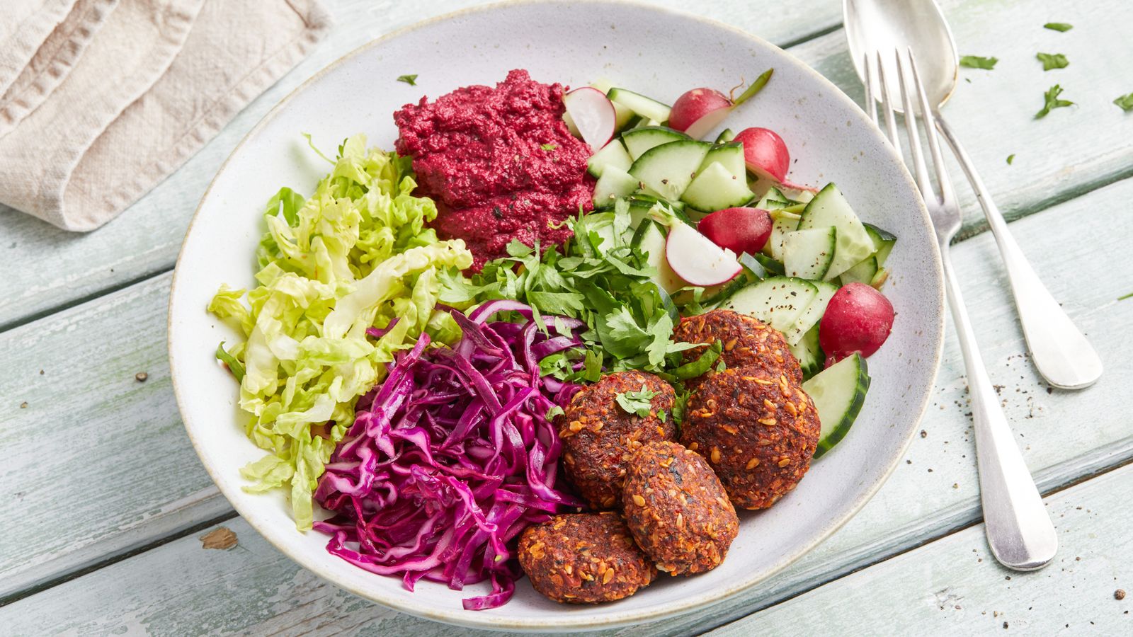 Rohkost Falafel mit Salat und Rote-Bete-Dip