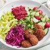 Rohkost Falafel mit Salat und Rote-Bete-Dip