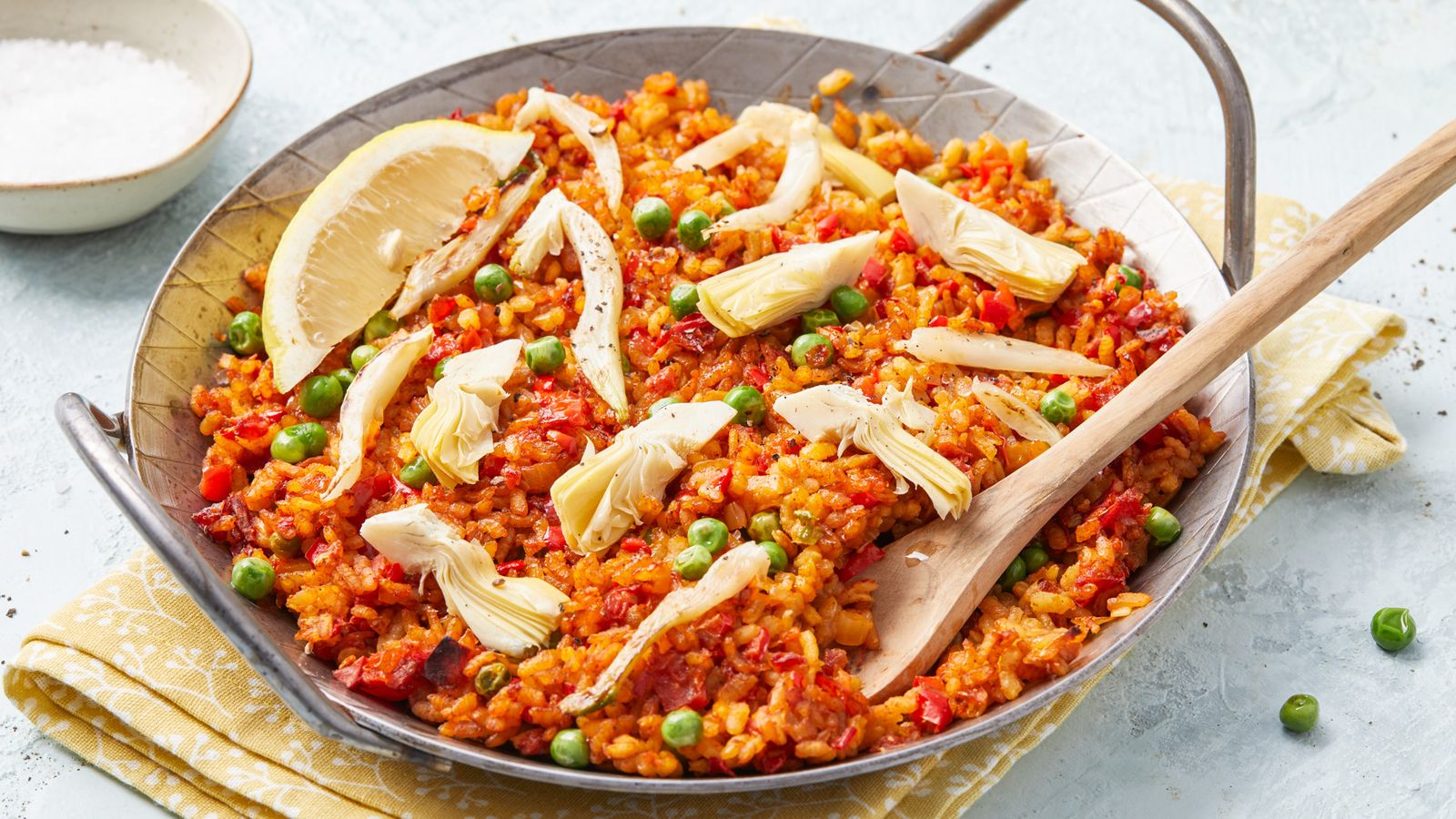 Vegane Paella mit Fenchel, Paprika und Artischocken