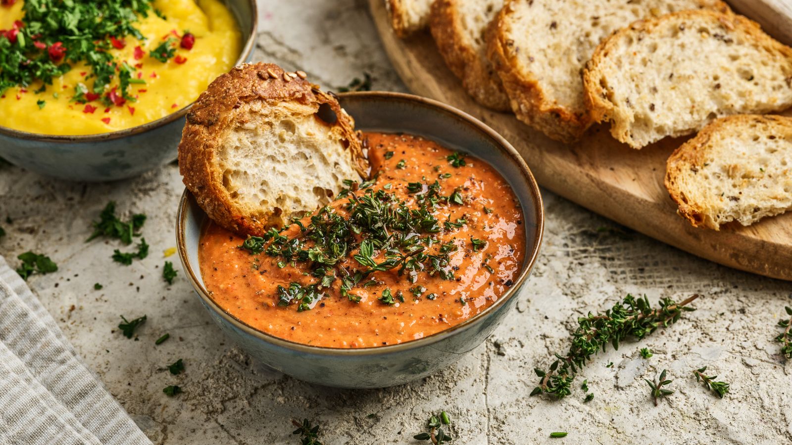 Paprika-Dip in einer Schüssel