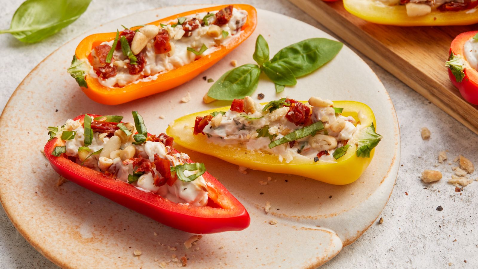 Snackpaprikas mit mediterraner Frischkäse-Füllung