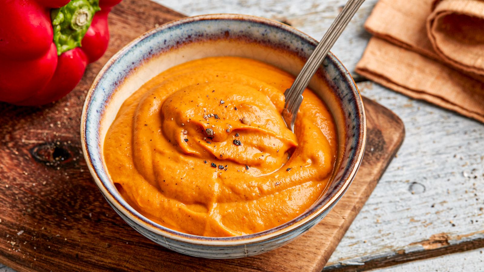 Paprika-Dip in einer Schüssel