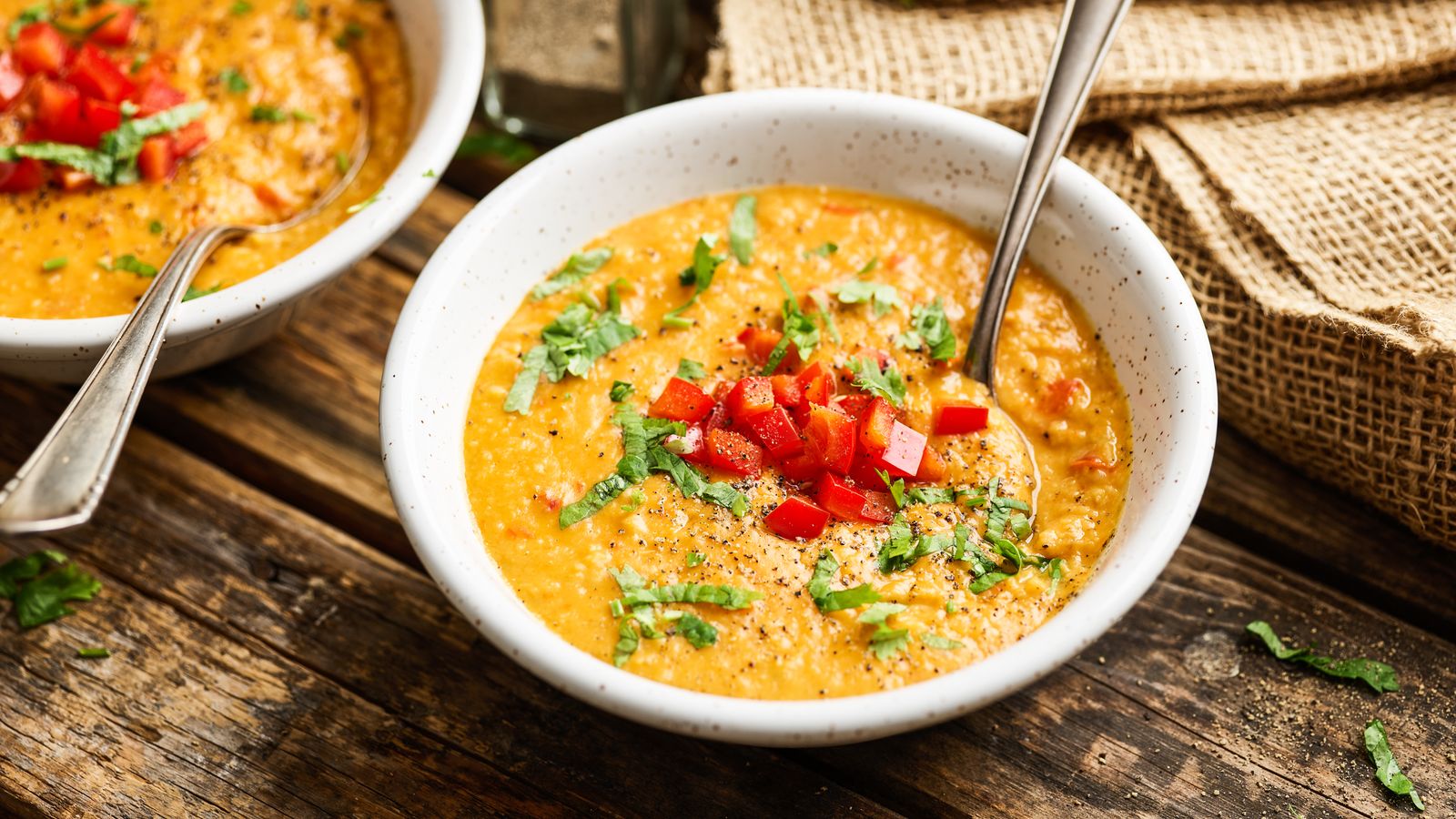 Paprikasuppe mit Mungbohnen in einer weissen Schale serviert