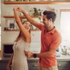 Glückliche Partner tanzen vor Freude
