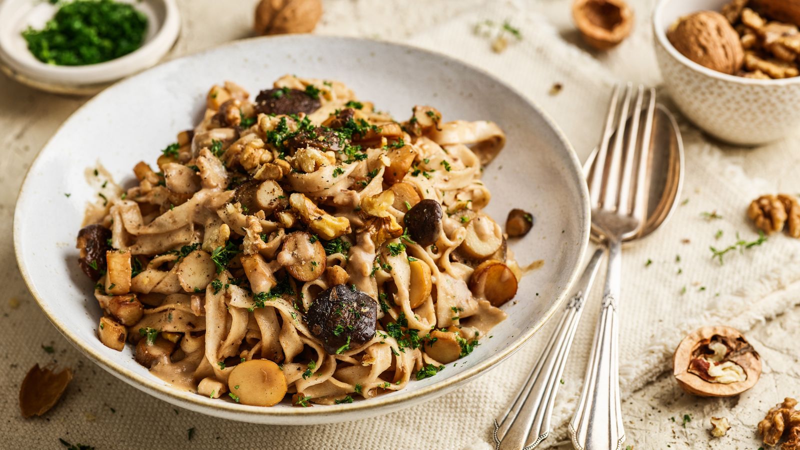 Pasta an Kräuterseitling-Walnusssauce