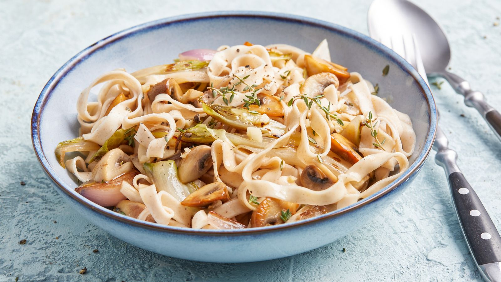 Pasta mit karamellisiertem Chicorée und Pilzen