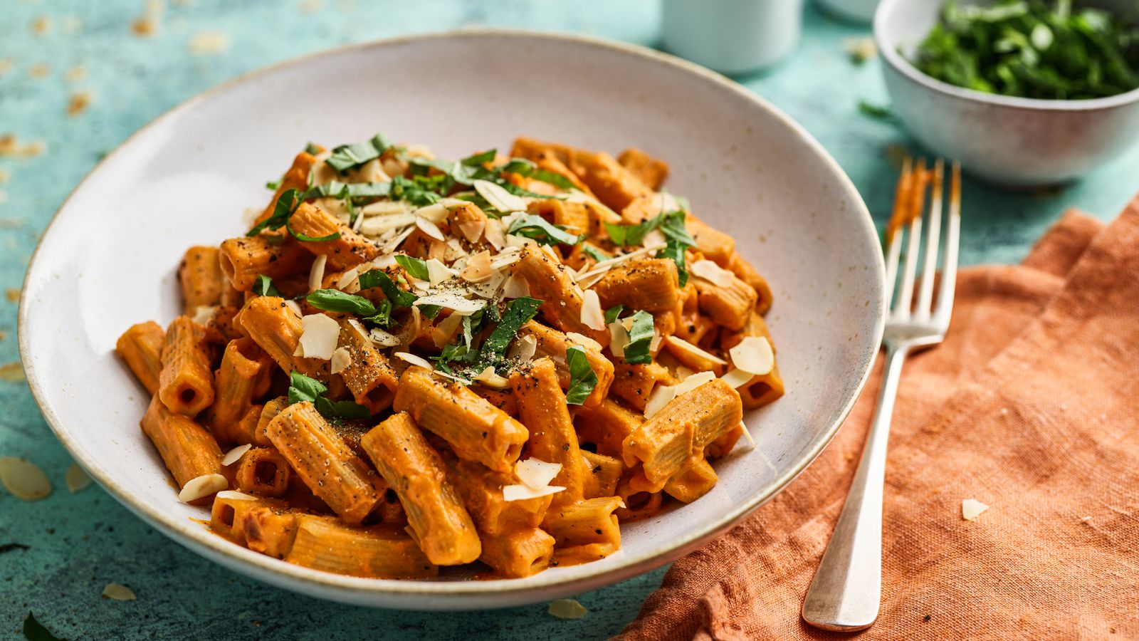 Pasta mit gerösteter Paprikasauce auf einem weissen Teller