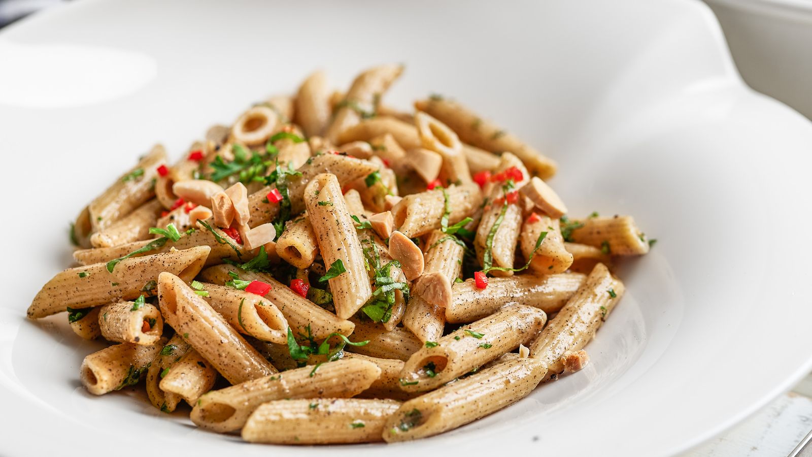 Penne mit Chili auf einem weissen Teller