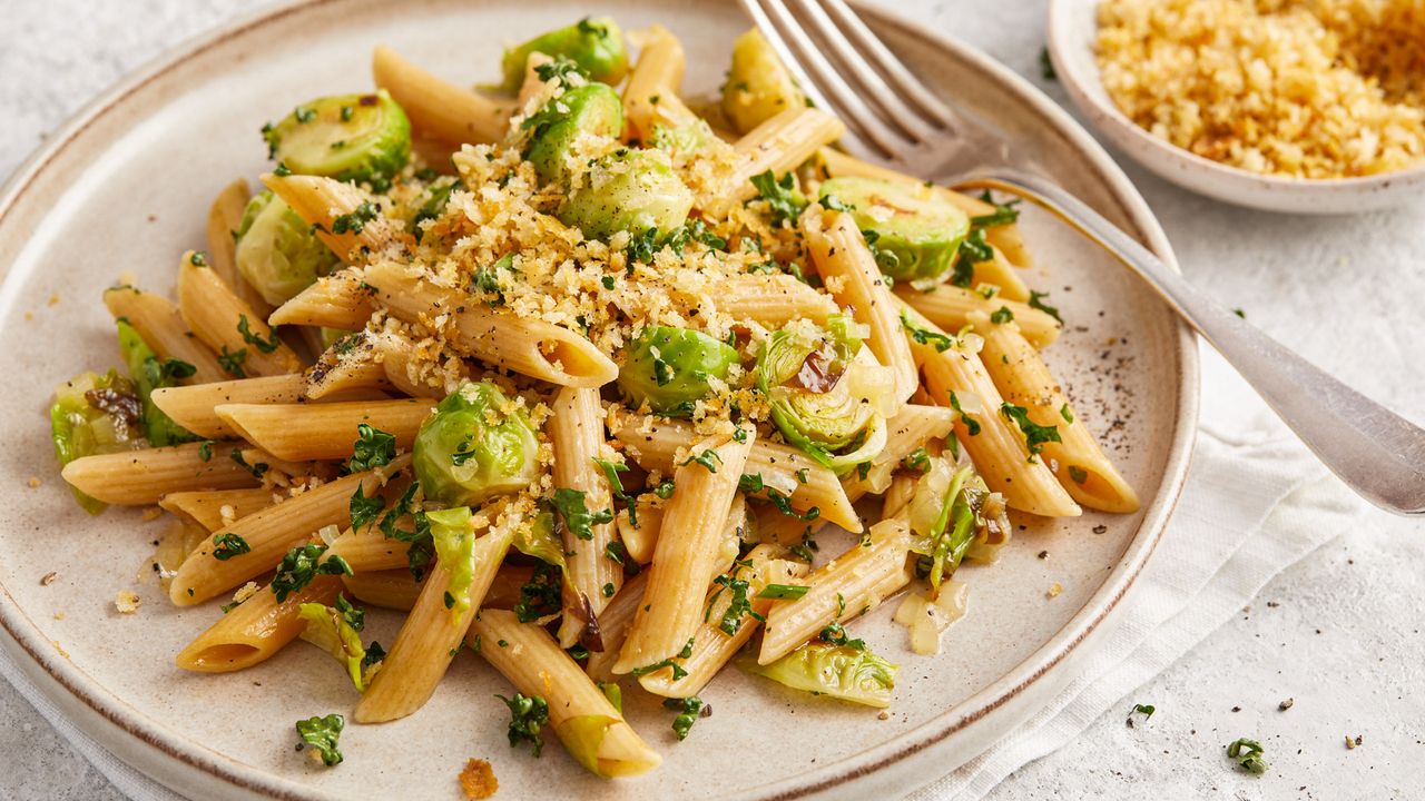 Gebratene Penne-Nudeln mit Rosenkohl